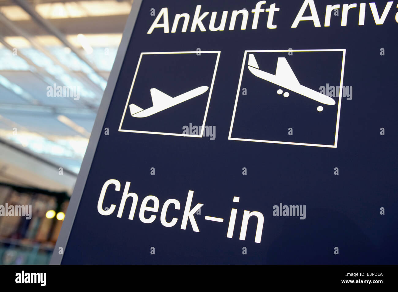 Deutschland, Bayern, München Flughafen, Ankunft, Check-In, Abziehbild Informationen Stockfoto