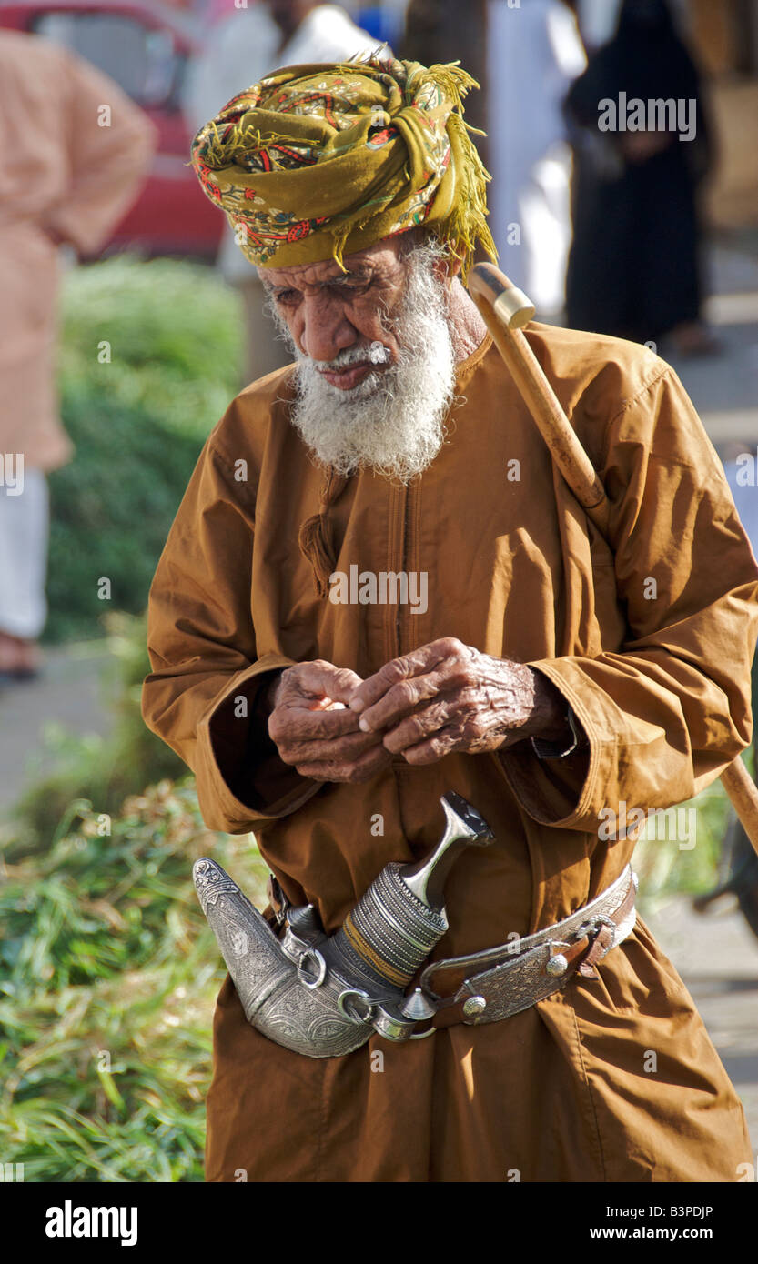 Alter Mann tragen Khanjar oder omanischen Dolch Sinaw Sharqiya Region Sultanat von Oman Stockfoto