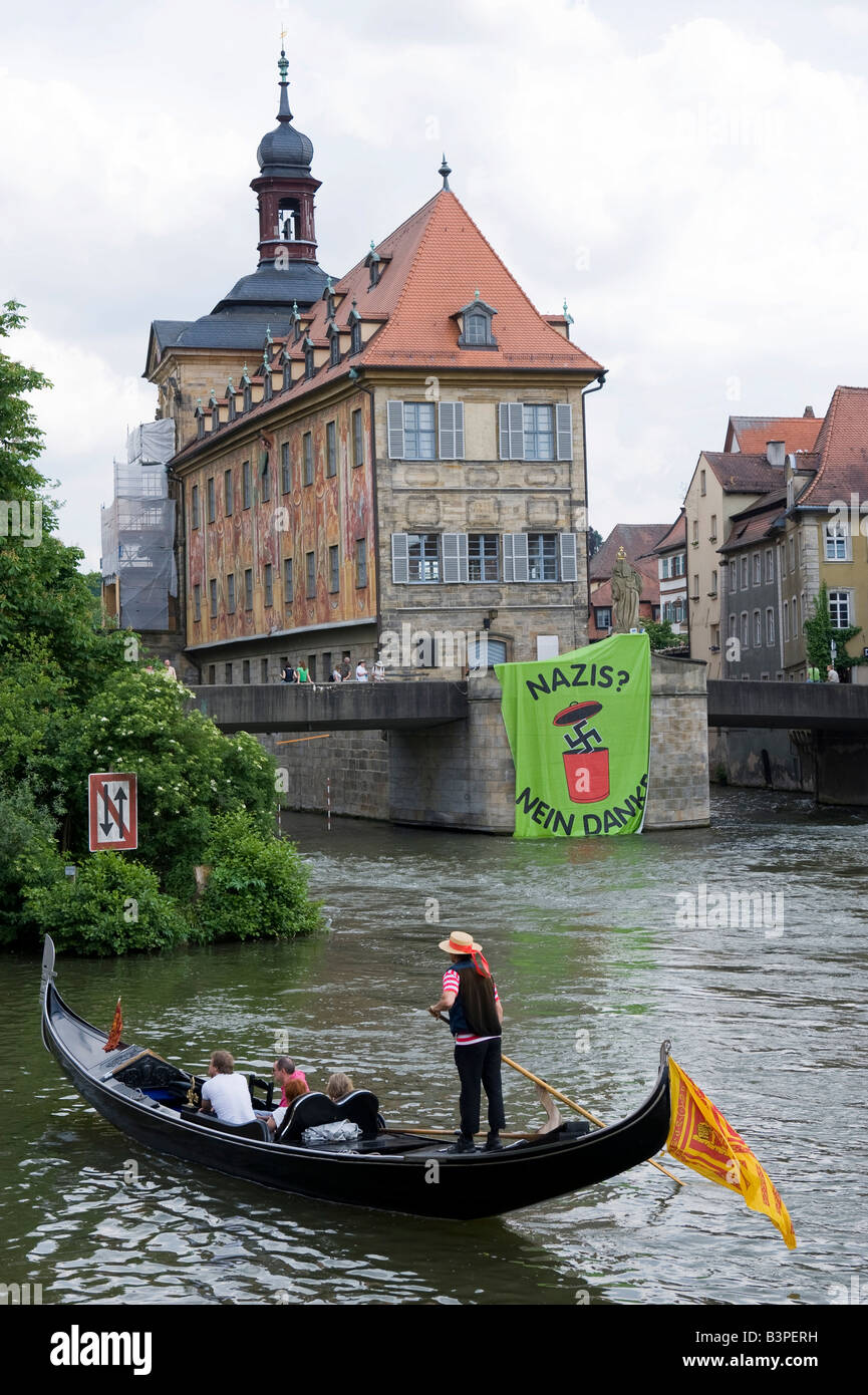 Das berühmte barocke Rathaus am Fluss Regnitz mit einem Plakat protestieren gegen Nazis und der Bundespartei Kloster der Stockfoto