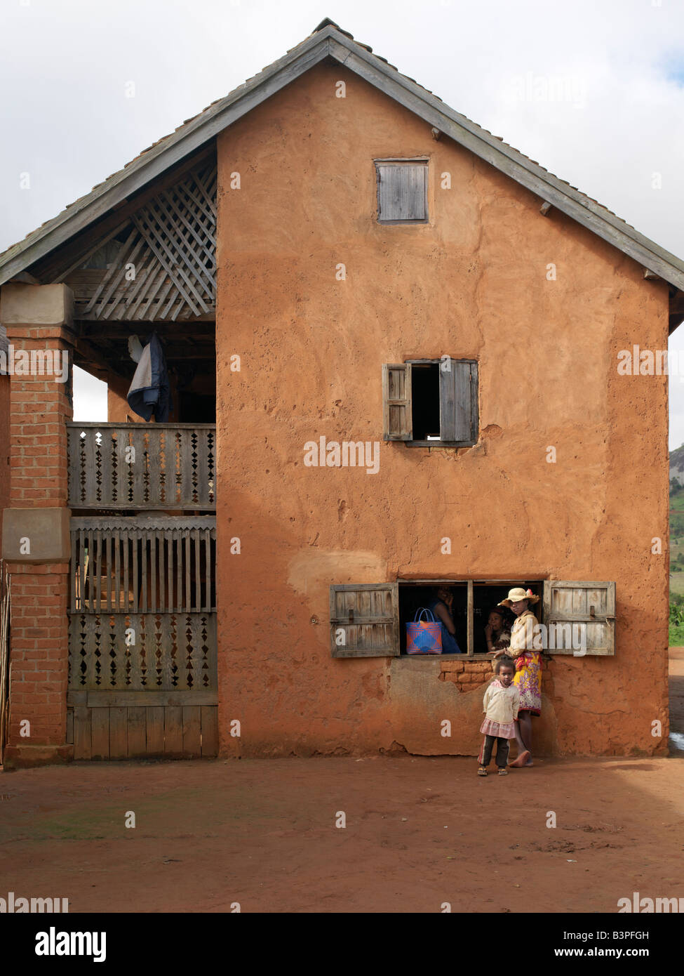 Madagaskar, Southern Highlands, Andohatangona. Der Dorfladen in einem attraktiven madagassischen Dorf die Betsileo südwestlich der Hauptstadt lebenden Menschen sind Antananarivo.Most Häuser von der Betsileo Doppel mit Küchen und Wohnräumen befindet sich im ersten Stock. Fast alle von ihnen haben Holzbalkone und einige haben Freitreppen. Vieh ist im Erdgeschoss eines Hauses oft über Nacht gehalten. Die Betsileo sind fleißige Menschen und Experten Reisbauern. Die terrassenförmig angelegten, bewässerten Reisfeldern sind ein Merkmal der südlichen Landschaft Madagaskars. Stockfoto