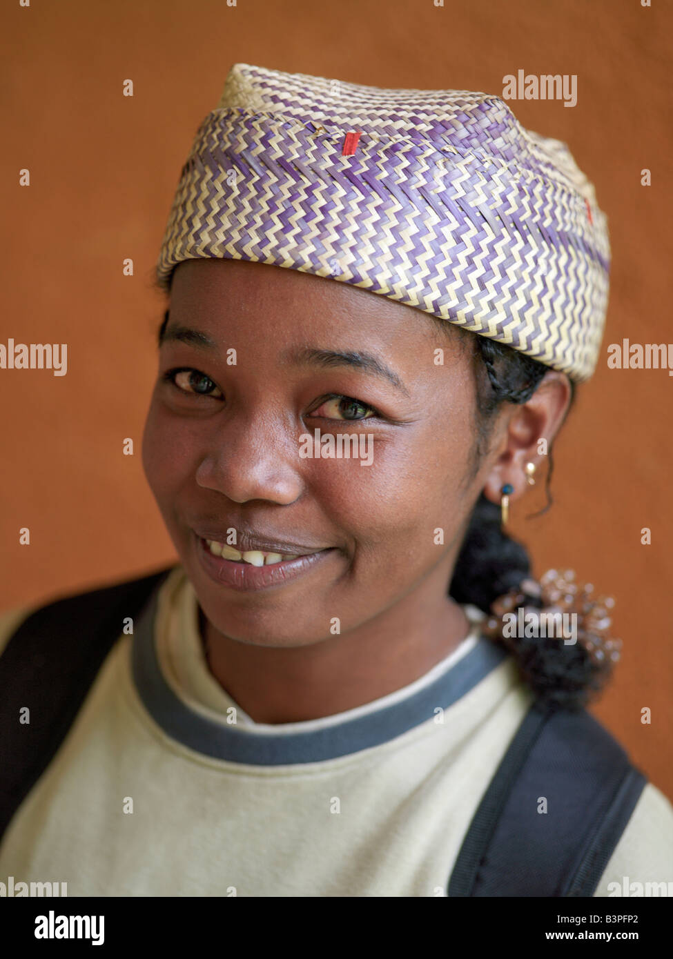 Östlichen Madagaskars, Perinet. Ein madagassische Mädchen einen lokal gewebten Hut. Madagaskar ist bekannt für die außergewöhnliche Vielfalt und Stile ihrer lokalen Hüte, die von Region zu Region variieren. Verschiedene Fasern werden verwendet, um die Hüte je nach Verfügbarkeit zu weben; Dazu gehören Palmen (Bast, Badika, Manarana und Dara) oder Stroh. Stockfoto