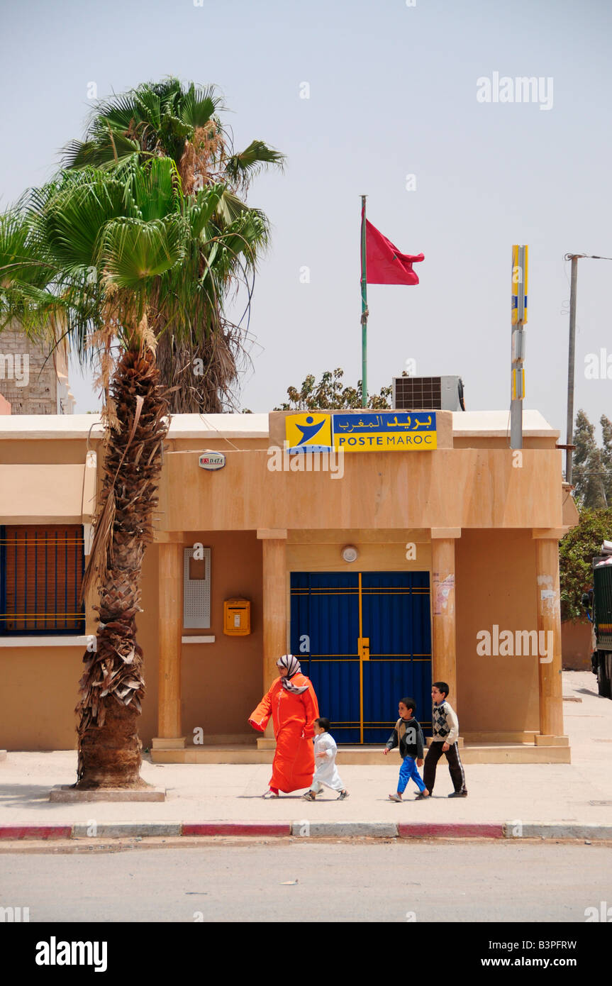 Verschleierte Frau vor einem Postamt, Ouled Berhil, Marokko, Afrika Stockfoto