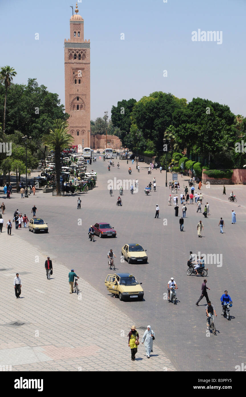 Jemma el Fna Platz, "Platz der Betrüger" oder "Platz der erhängte" vor der Koutoubiya Moschee, Marrekesh, Marokko, Afrika Stockfoto
