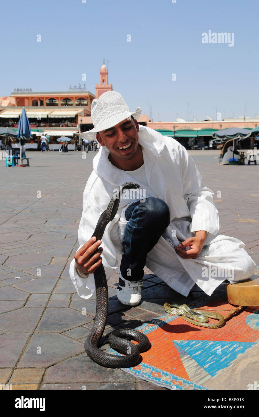 Snake Charmer mit Cobra auf Platz Djemma el-Fna, "Platz der Betrüger" oder "Platz der erhängte", Marrekesh, Marokko, Afrika Stockfoto