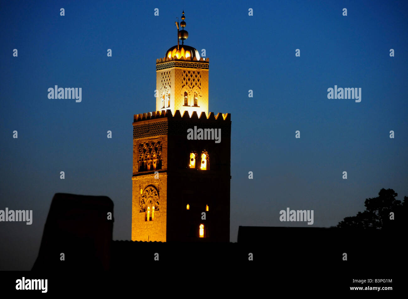 Minarett der Koutoubiya-Moschee von 1158, das einzige abgeschlossene Minarett der Almohaden-Periode im letzten Sonnenlicht Stockfoto