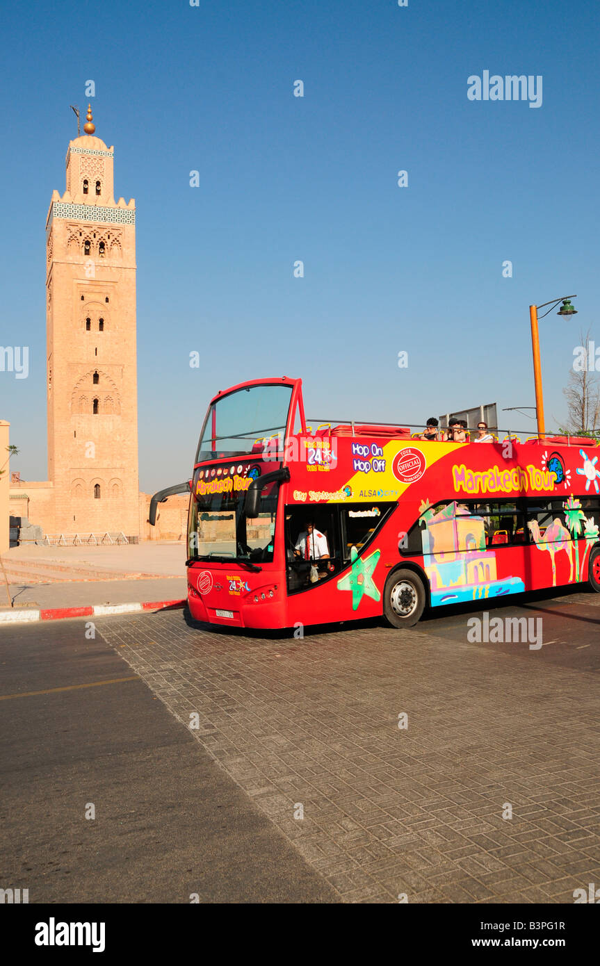 Double Decker Bus vor der Koutoubiya-Moschee, Marrakesch, Marokko, Afrika Stockfoto