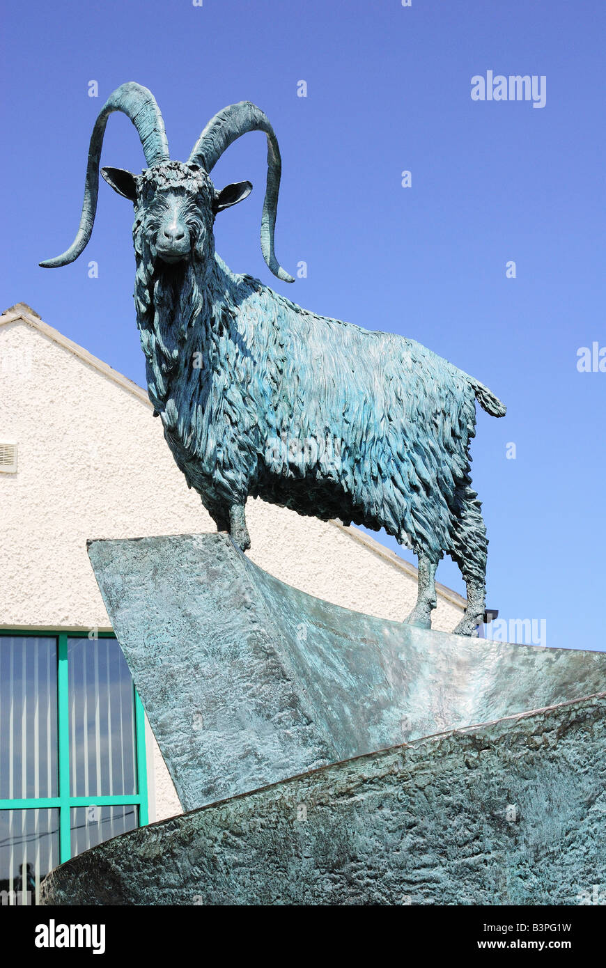 Eine Skulptur von Kaschmir Ziege außerhalb der Great Orme Visitor Centre in der Nähe von Llandudno in Nord-Wales Stockfoto