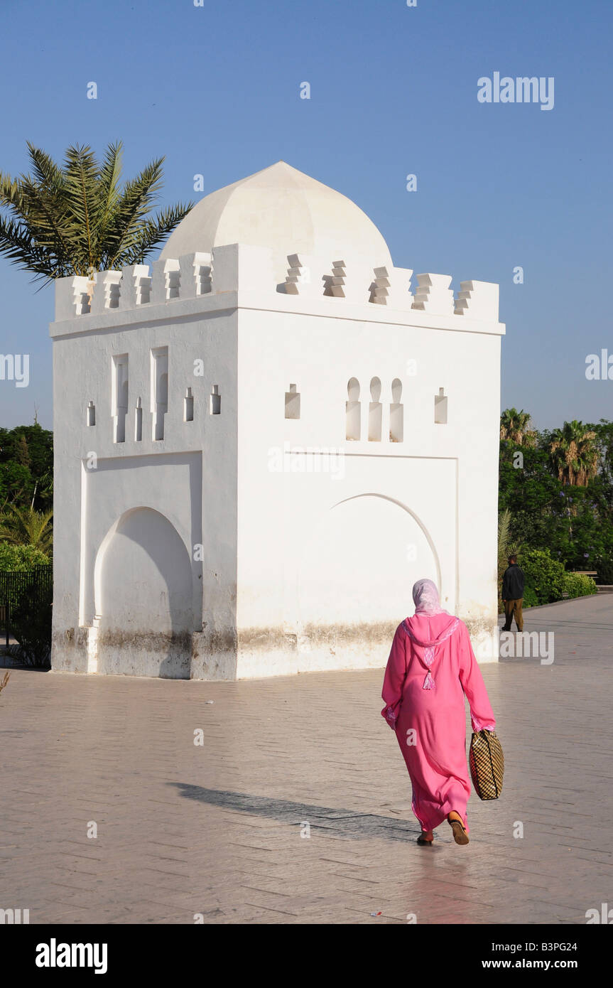 Verschleierte Frau vor der kleinen Zitadelle der Koutoubiya Moschee, Marrakesch, Marokko, Afrika Stockfoto