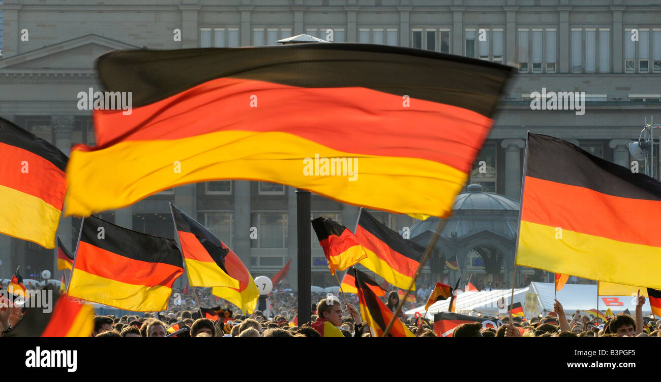 Fußball-Fans feiern die Fußball-team mit einem Meer von Fahnen auf dem Schlossplatz-Platz, Stuttgart, Baden-Wuerttembe Stockfoto