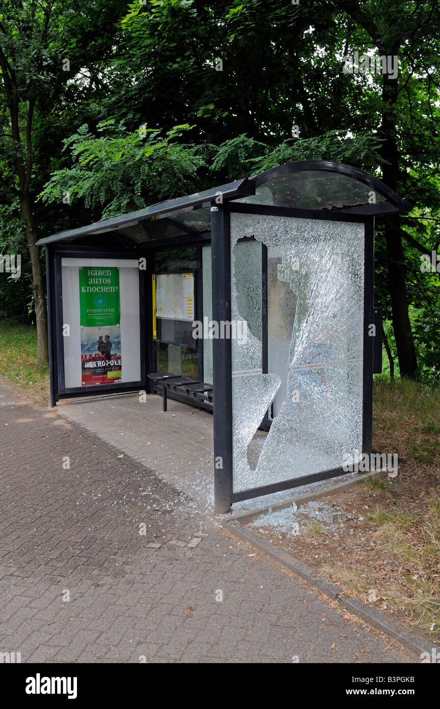 Vandalismus an einer Bushaltestelle Stockfoto
