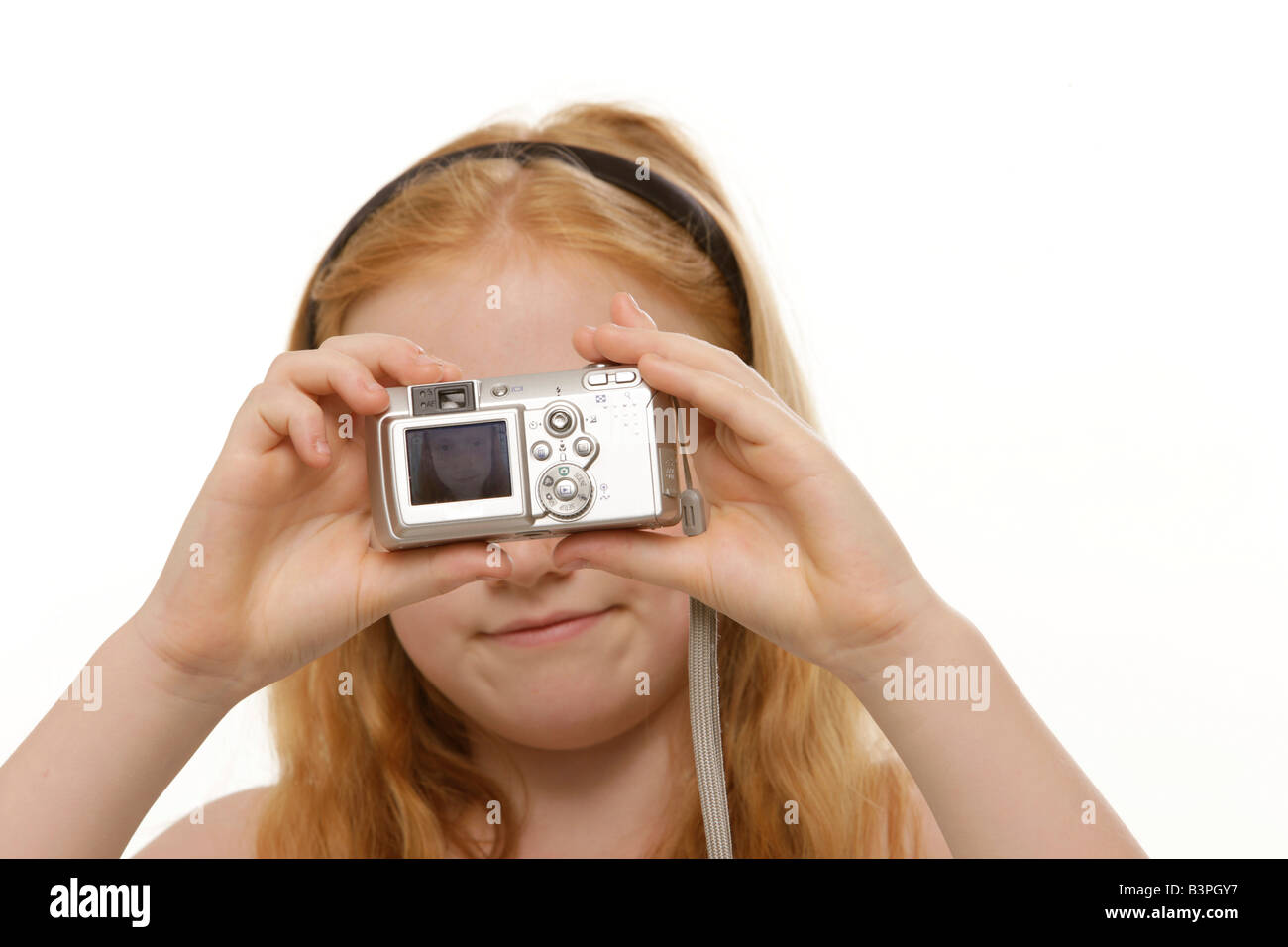 8-j hrige rothaarige Mädchen fotografieren sich selbst mit einer Digitalkamera Stockfoto