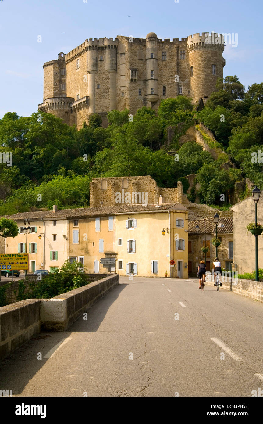 Ein Palast Gehäuse eine Wein-Akademie, racing Radfahrer, Suze-la-Rouze, Provence, Frankreich, Europa Stockfoto