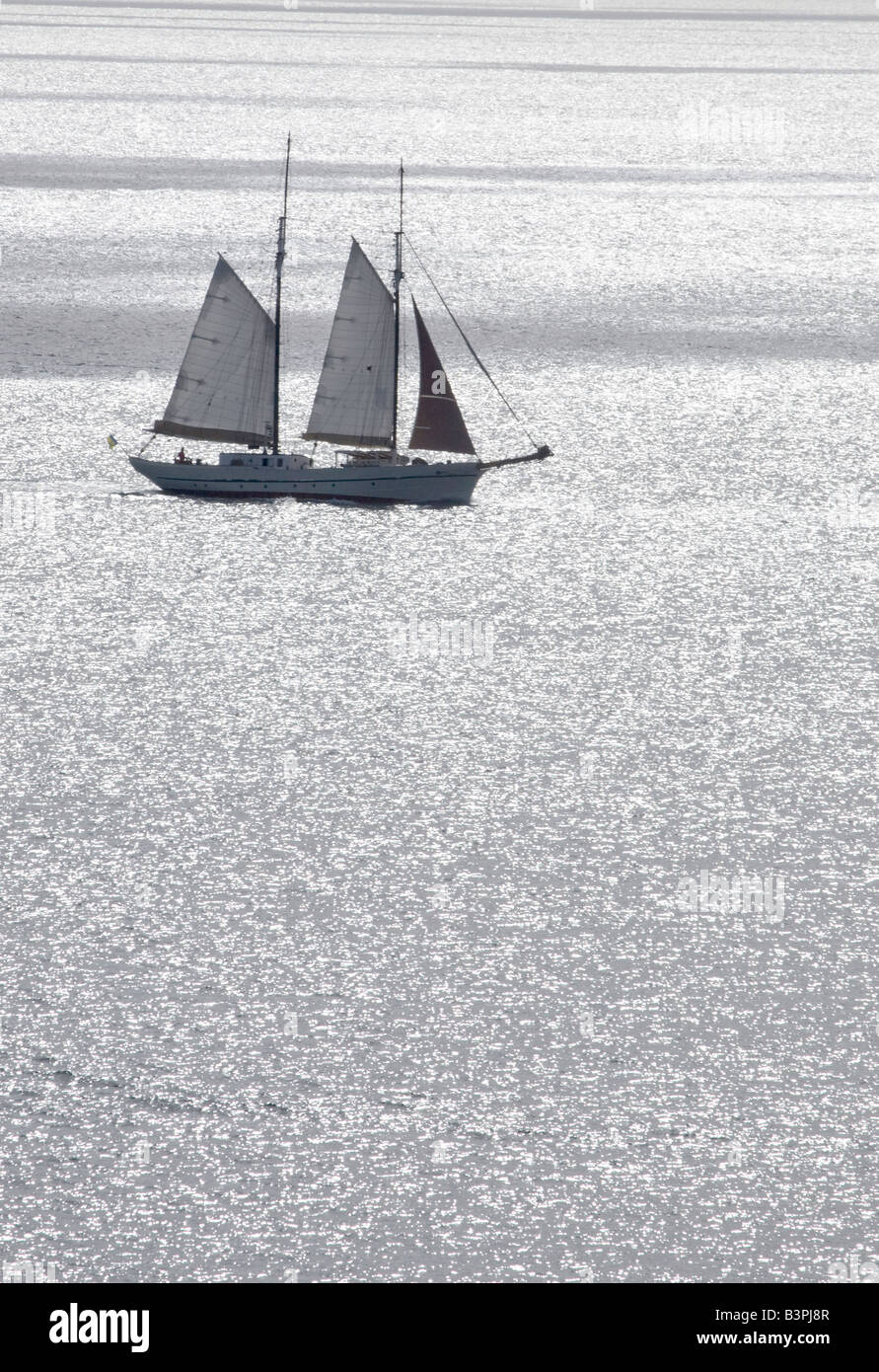 Ein Schoner segelt gegen die Sonne, St. Lucia, Karibik, "West Indies" Stockfoto