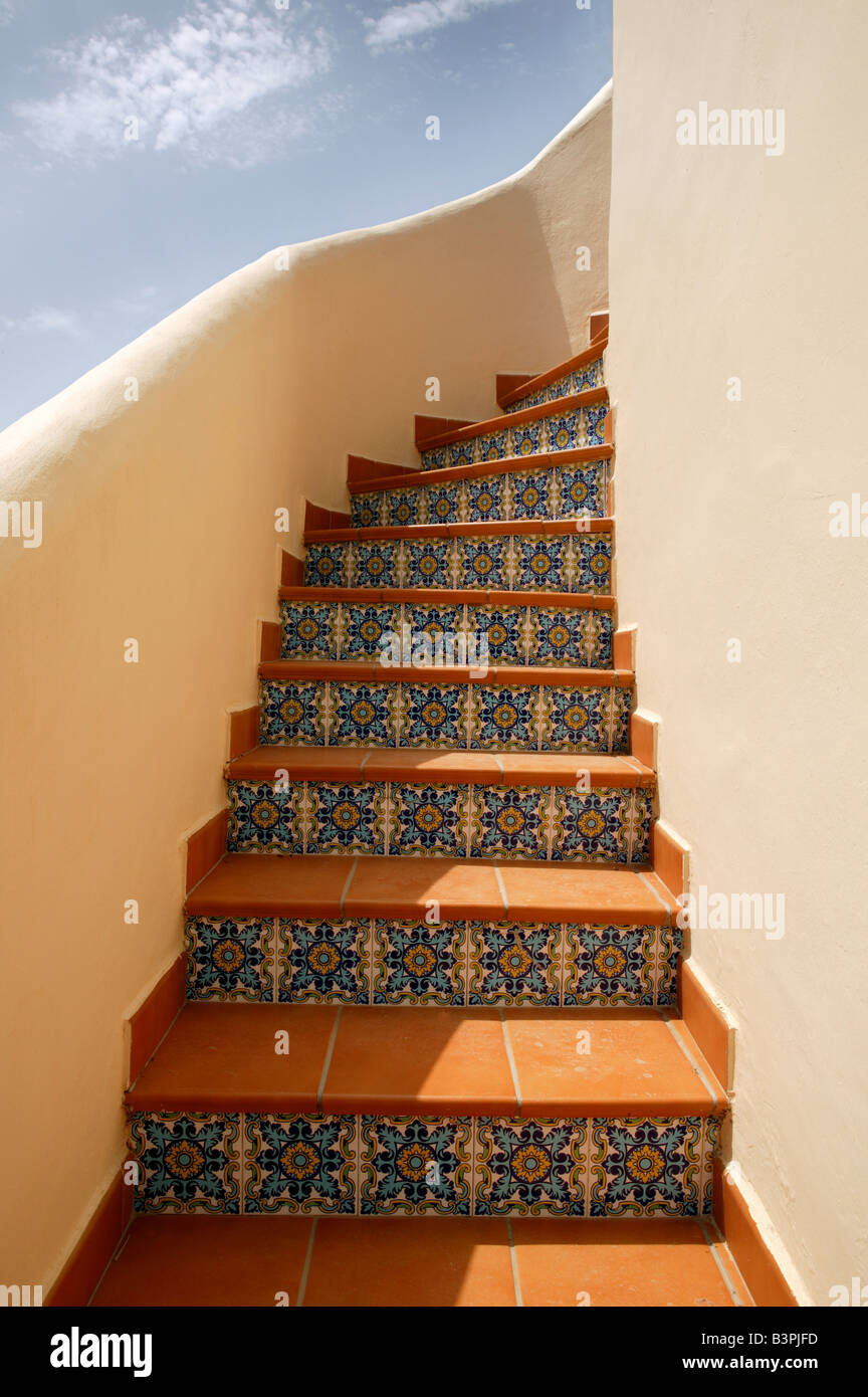 eine Reihe von Stufen hinauf auf ein Dach der Villa. Urlaub-Konzepte und Sommerferien mit Exemplar oben links. Stockfoto