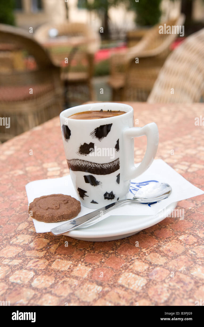 Tasse Kaffee und Gebäck in einem Cafe in Ungarn Stockfoto