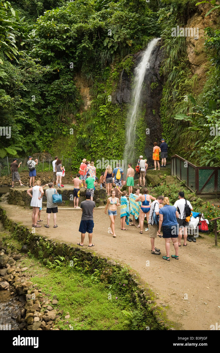 Touristen sehen den Toraille-Wasserfall vor dem Schwimmen in It, Soufrière, St. Lucia, Karibik Stockfoto