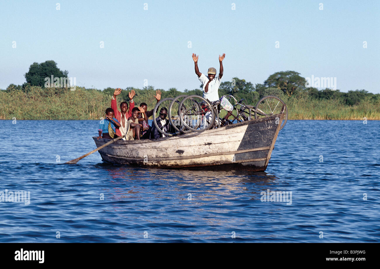 Malawi, Liwonde, südliche Malawi. Ein Boot Fähren Menschen über den Shire-Fluss, Lake Malawi einzige Steckdose am Südende. Stockfoto