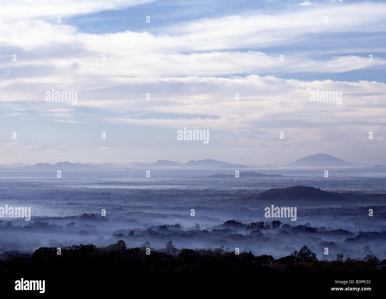 Südliche Malawi Malawi, Zomba Plateau. Von Zomba Plateau umarmt geringer Nebel die Konturen des umliegenden Landes bei Tagesanbruch. Stockfoto
