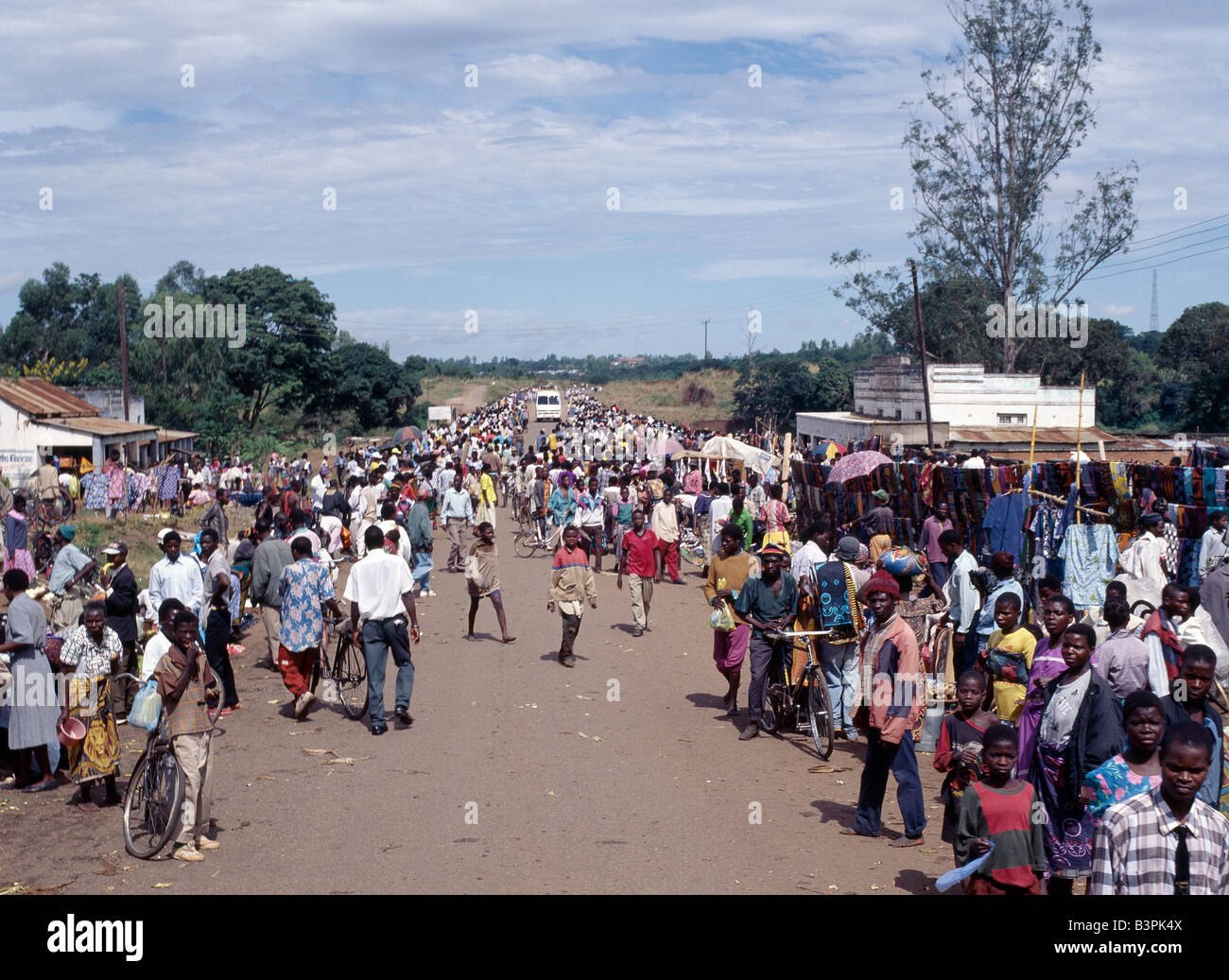 Malawi, Thyolo, südliche Malawi. Ein Open-Air-Markt breitet sich auf der Hauptstraße zwischen Mulanje und Thyolo. Stockfoto