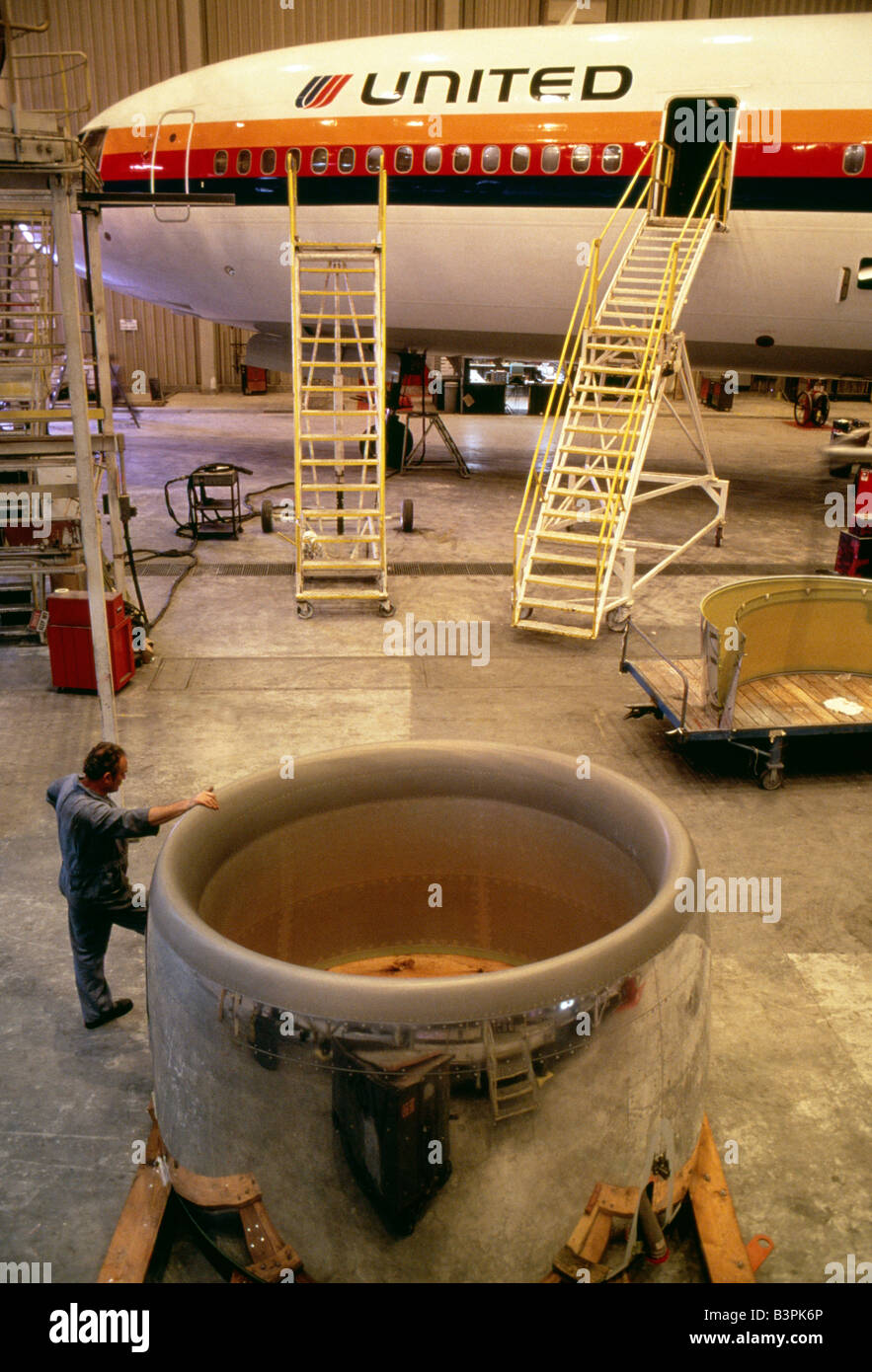 Jet-Flugzeuge in einem Hangar auf der United Airlines Wartung Operations Center, San Francisco, Kalifornien, USA Stockfoto