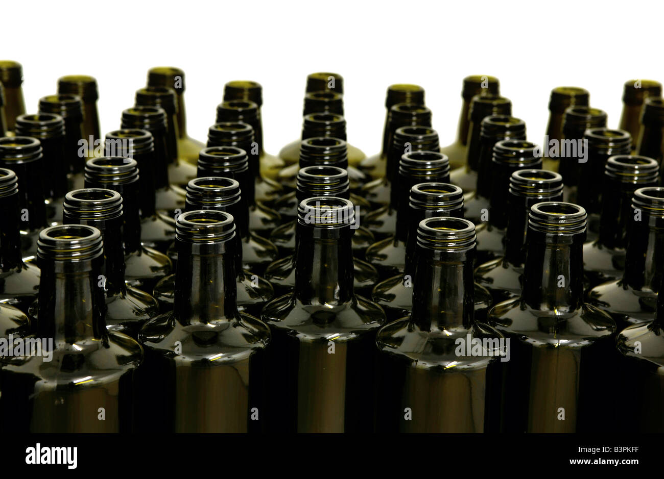 leere Flaschen im Werk Grafik verleiht Abdeckung Produktion Conepts und Prozesse Stockfoto