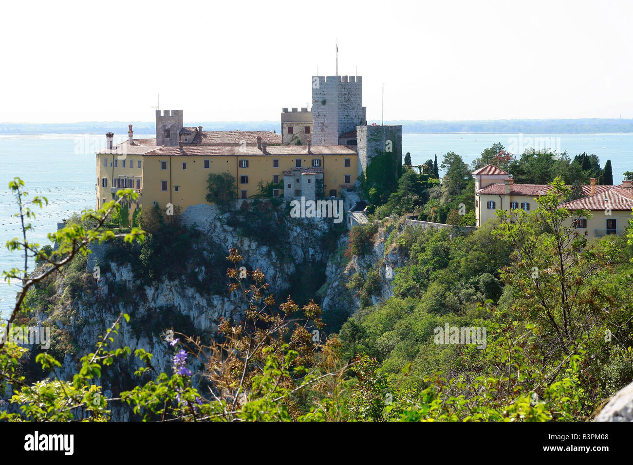 Landschaft mit Schloss von Duino, Duino-Aurisina, Friaul-Julisch Venetien, Italien Stockfoto
