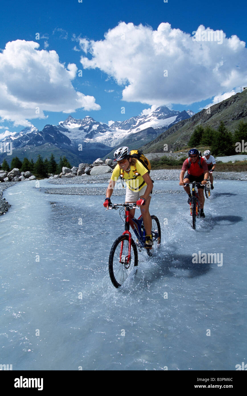 Mountainbiker, Grinjisee See, Mt. Zinalrothorn, Zermatt, Wallis, Schweiz, Europa Stockfoto