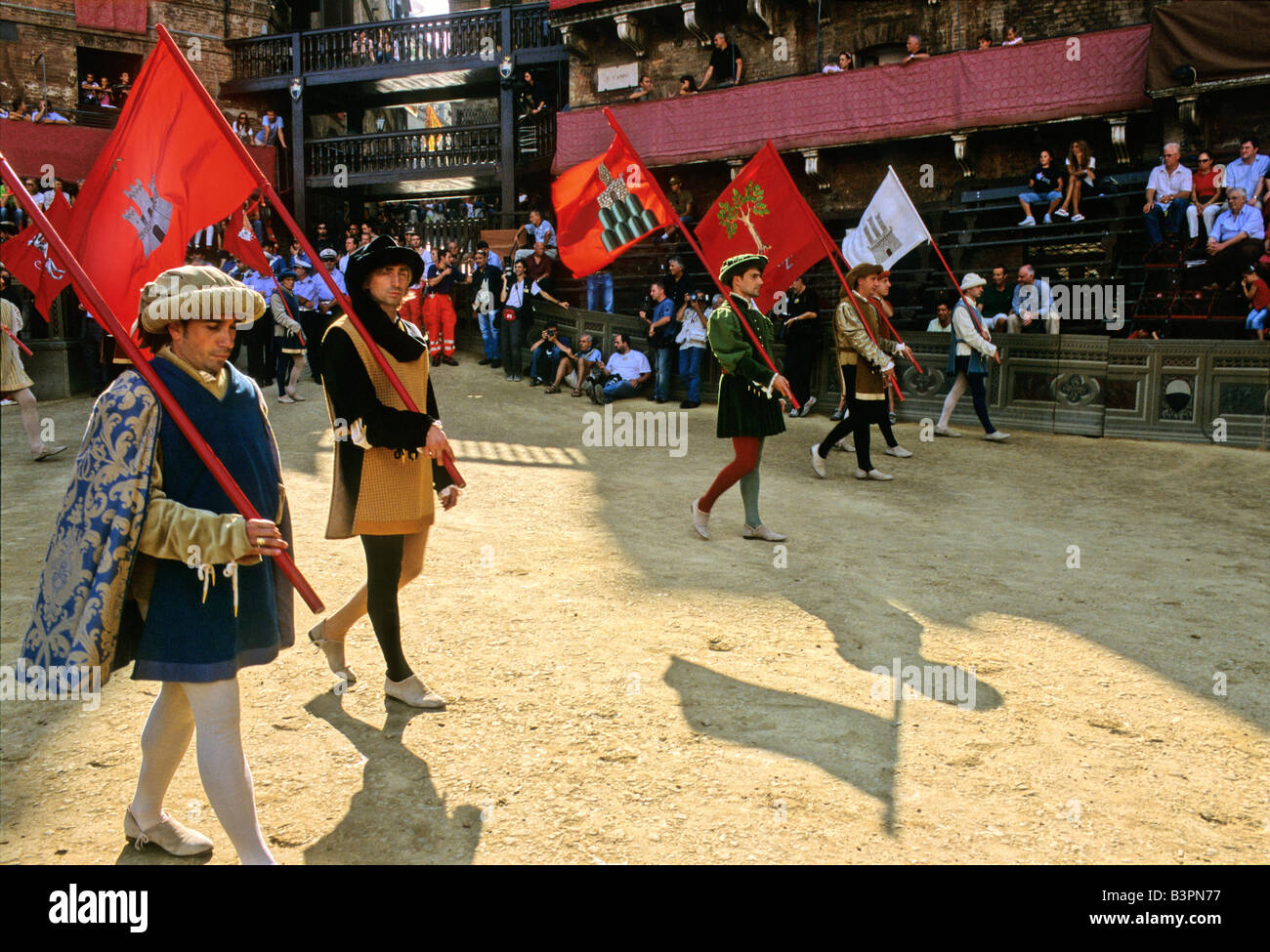 Historischen Palio-Pferderennen, Teilnehmer tragen Banner repräsentieren die Contrada di Torre, Turmviertel, Piazza Il Campo Stockfoto