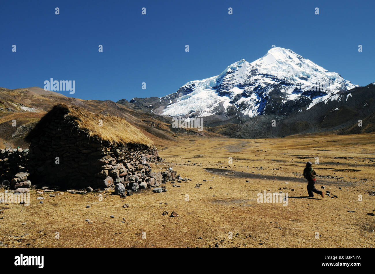 Mt. Ausangate, der höchste Berg im Süden Perus und ein beliebtes Wanderziel thront über einer abgelegenen Hochland Wohnung. Stockfoto