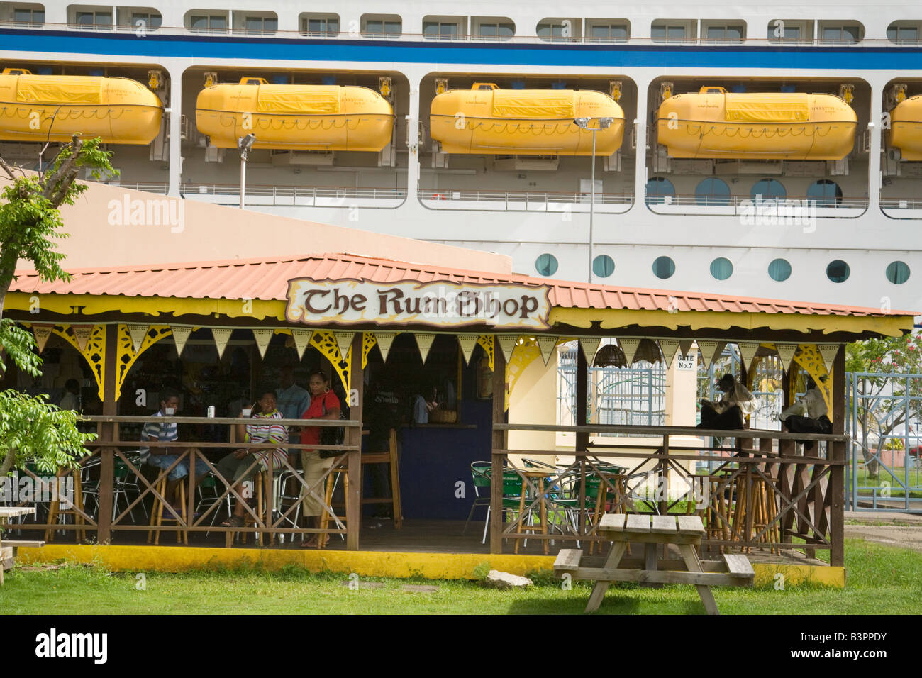 Die Leute trinken in einer Bar, eine Kreuzfahrt Schiff hinter, Point Seraphine, Castries, St. Lucia, West Indies, Karibik Stockfoto