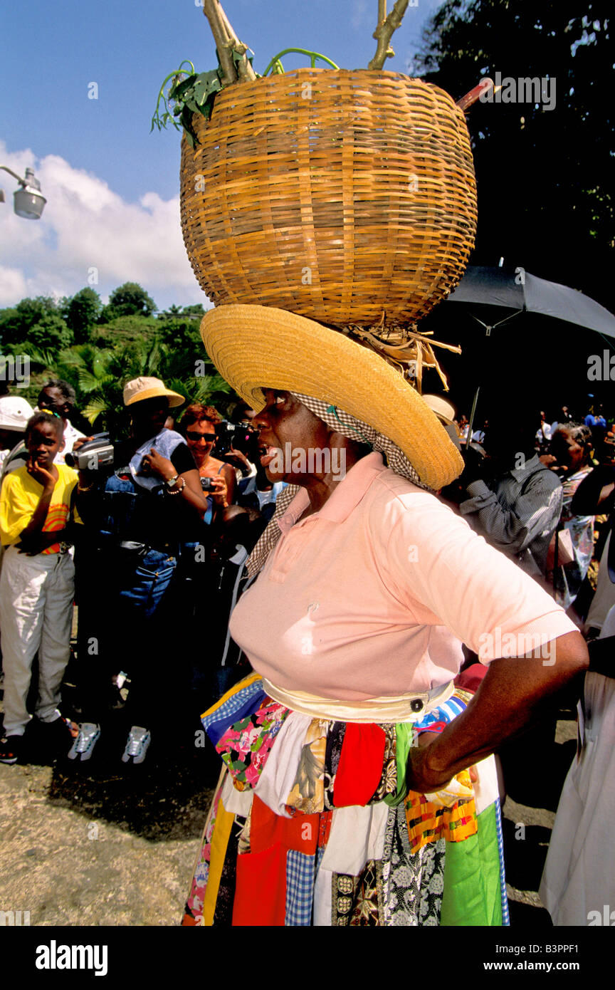 Karibische Frau trägt Stroh Korb auf dem Kopf auf dem Tobago Heritage Festival eine jährliche karibisches Kulturfest Stockfoto