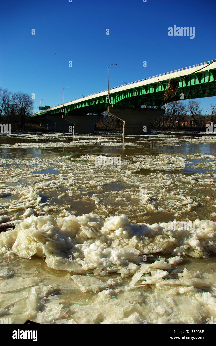Große Teile der Eis-Schwimmer auf dem überfluteten Wabash Fluss mit einer Brücke im Hintergrund Stockfoto