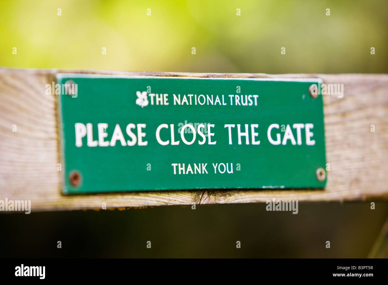 National Trust Bitte schließen Sie das Tor Sign Nahaufnahme selektiven Fokus England UK Stockfoto