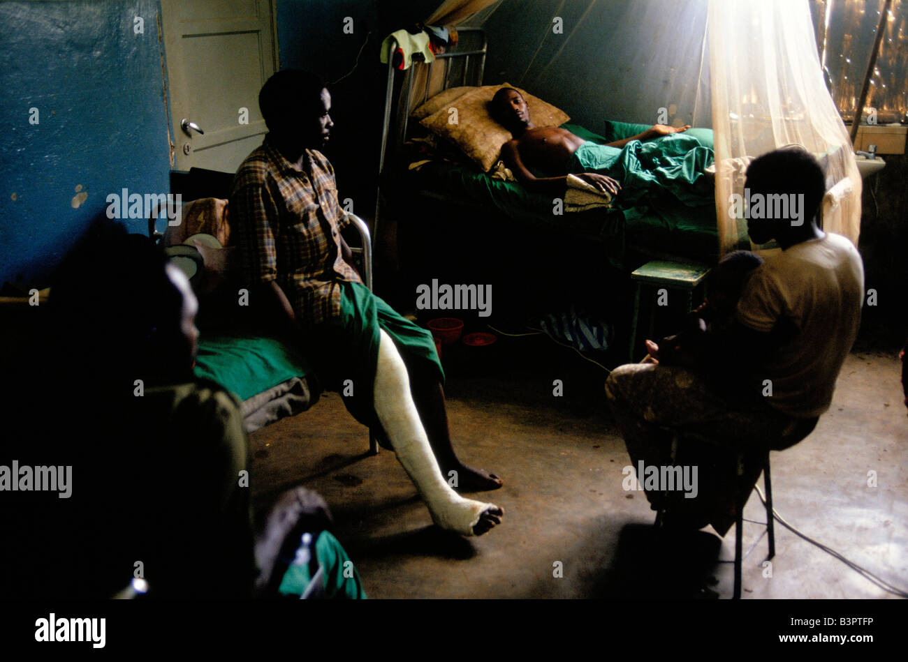 BURUNDIS ETHNISCHE KONFLIKTE ", NOVEMBER 1993.  KERIMBA KRANKENHAUS, BUWERU PROVINZ. VERLETZTE IN EINER RUHIGEREN GEMEINDE Stockfoto