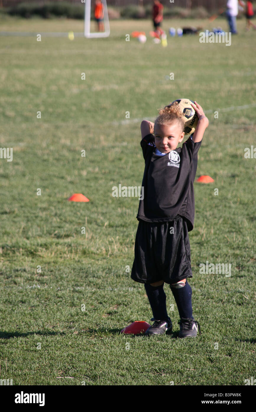 kleine Mädchen-Fußball-Spieler Stockfoto