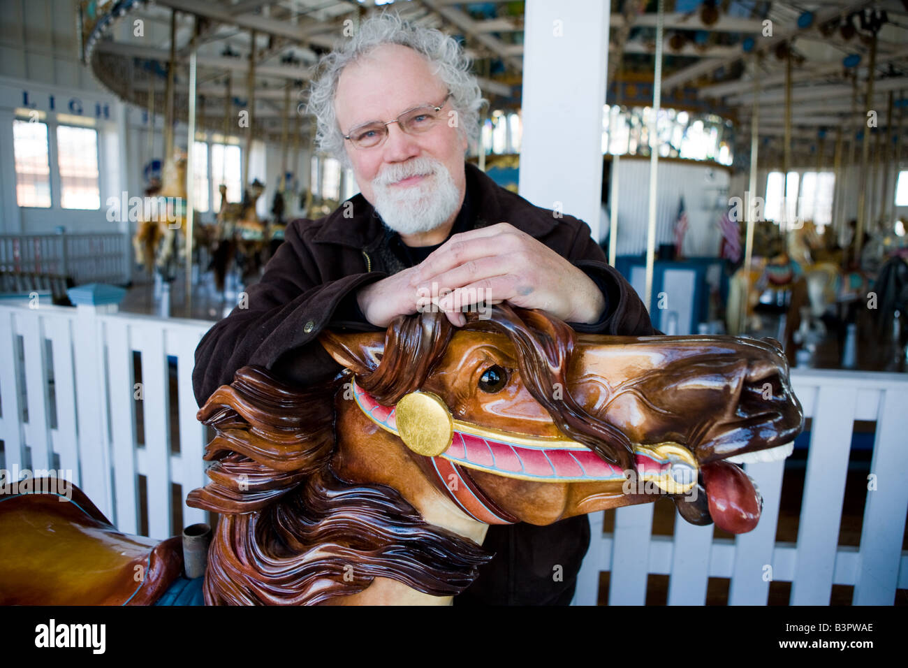 William Finkenstein A Karussell Restaurierung Künstler Posen mit einem Pferd, das er am New Haven Leuchtturm Karussell wiederhergestellt. Stockfoto