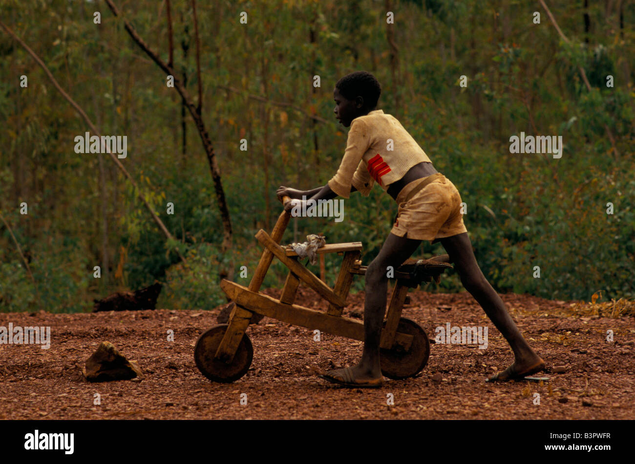 BURUNDIS ETHNISCHE KONFLIKTE ", NOVEMBER 1993.  TUTSI-BOY SCHOB SEIN FAHRRAD IN DER NÄHE VON KLRUNDO Stockfoto