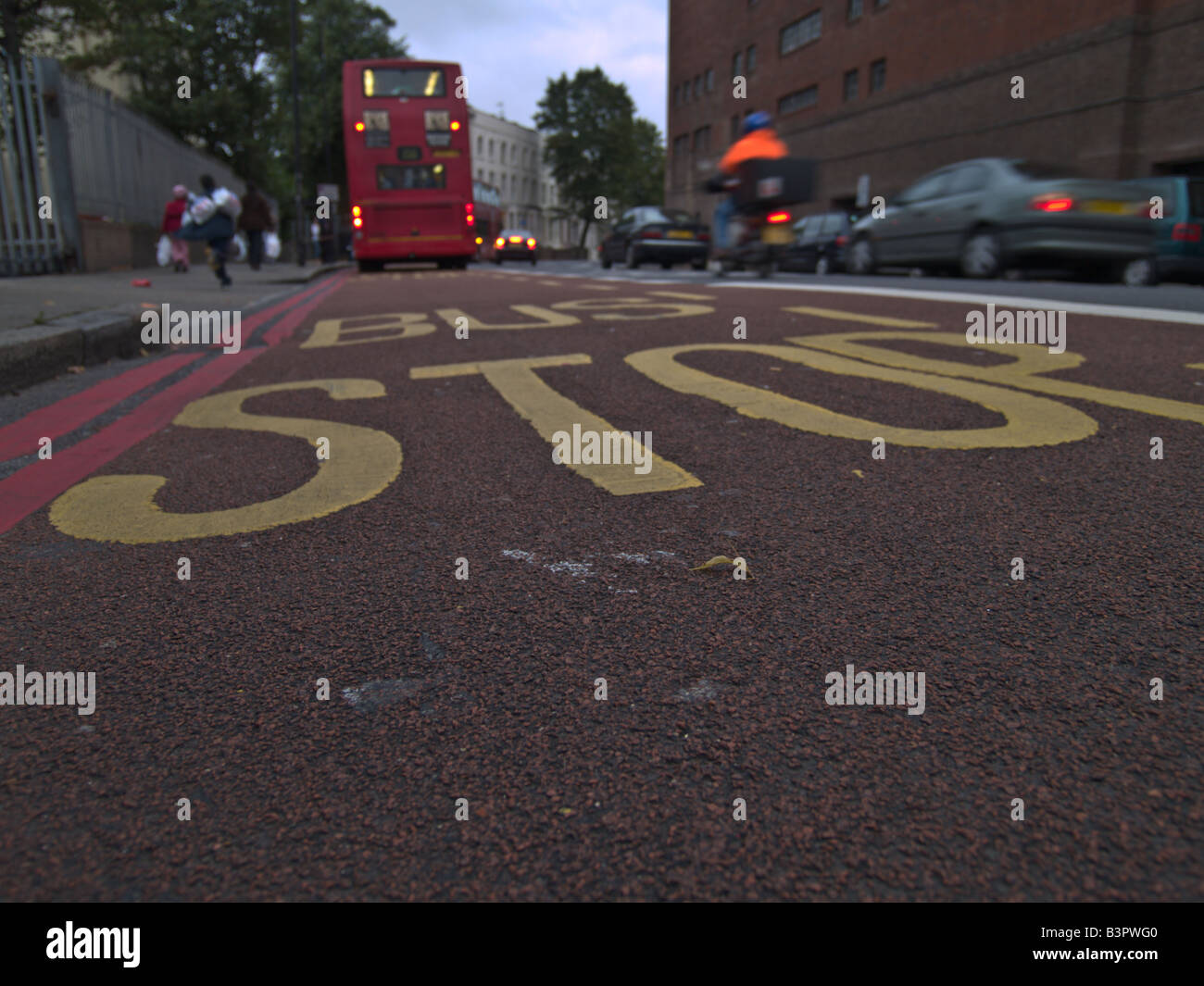 Straße Markierungen und Zeichen - London Stockfoto
