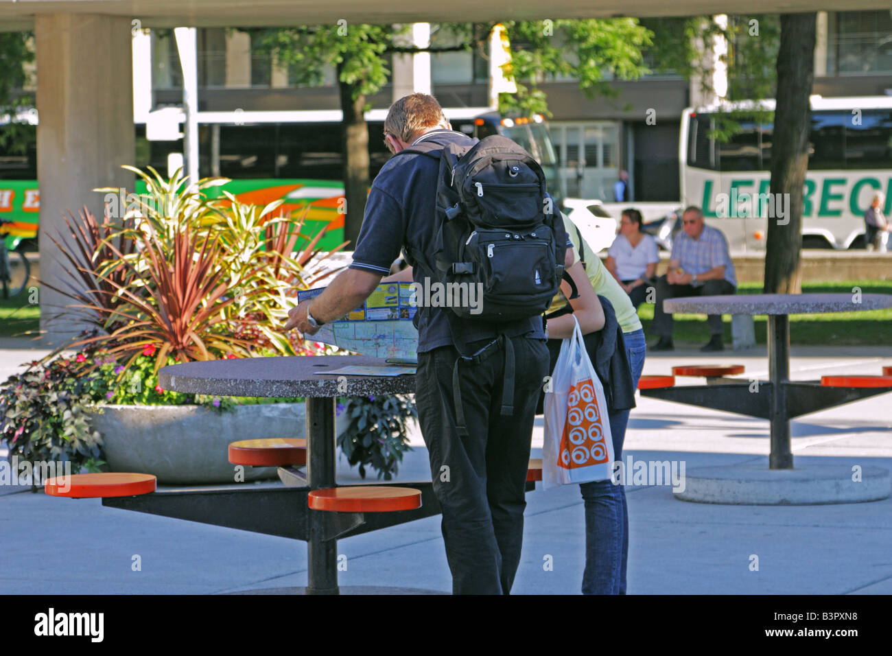 Touristen, die Überprüfung Karte in Nathan Phillips Square in der Nähe von Queen Street West in Toronto Stockfoto