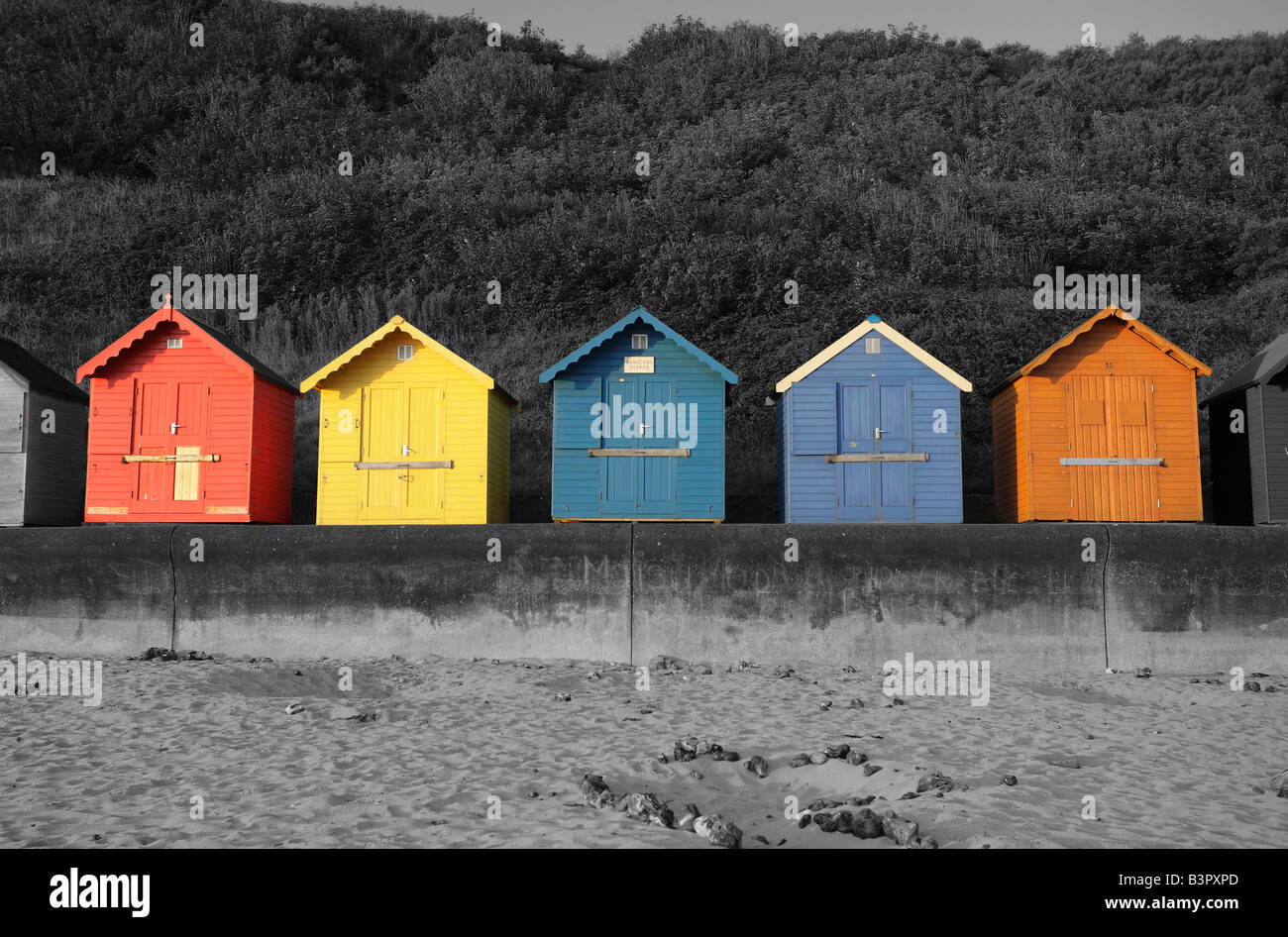 Linie der Strandhütten herzlich von der frühen Morgensonne beleuchtet. Bild bearbeitet für Auswirkungen mit selektive Färbung. Stockfoto