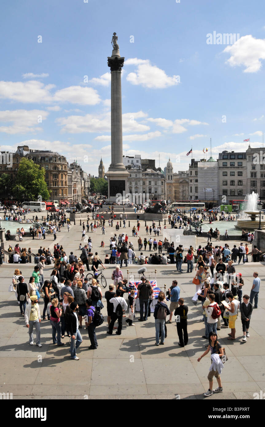 Blauer Himmel, sonniger Sommertag für Touristen, die den berühmten Trafalgar Square und die historische Nelsons-Säule mit Brunnen besuchen möchten London England, Großbritannien Stockfoto
