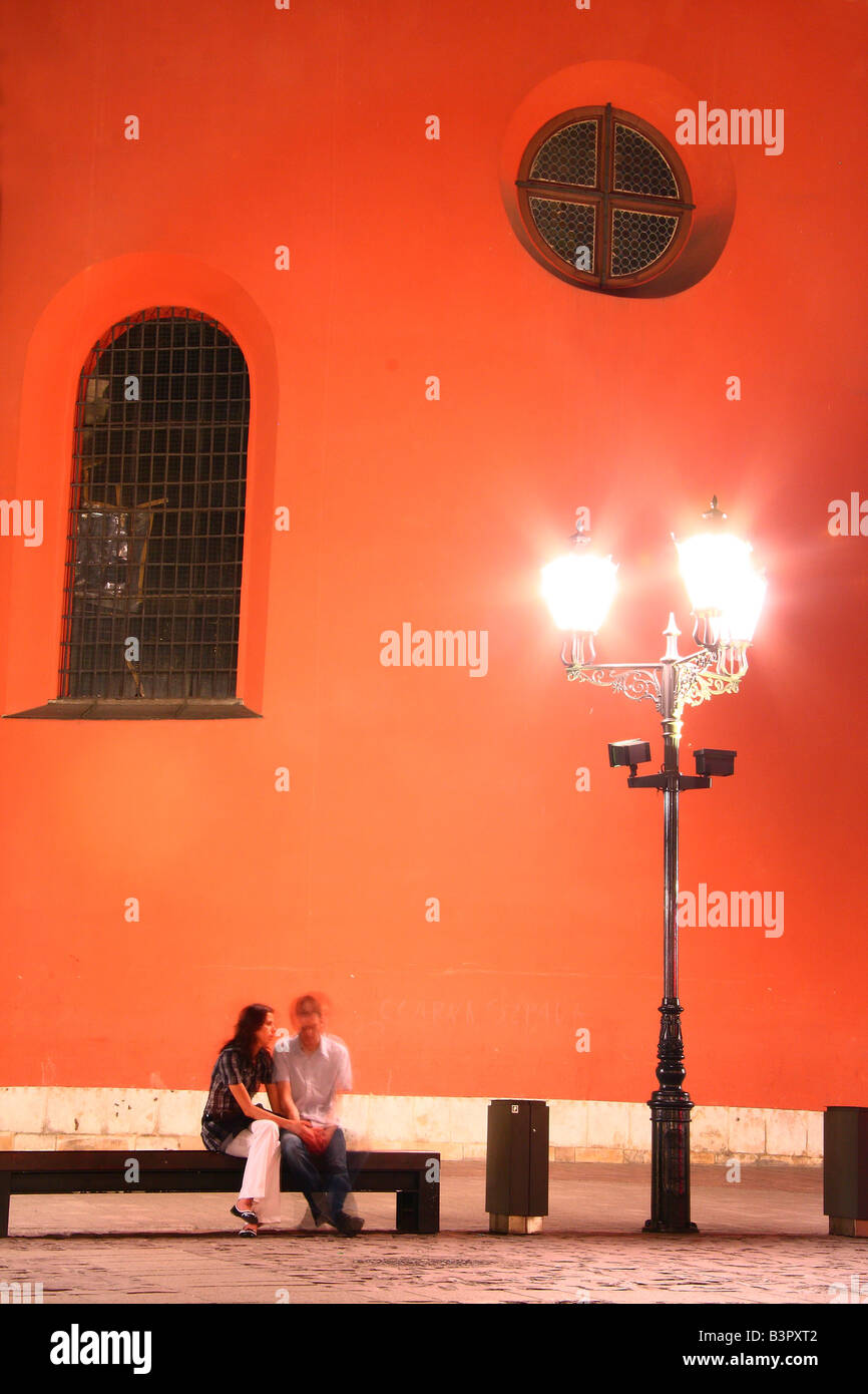 Paar sitzen unter Lampe Licht in der historischen Altstadt in Krakau, Polen Stockfoto