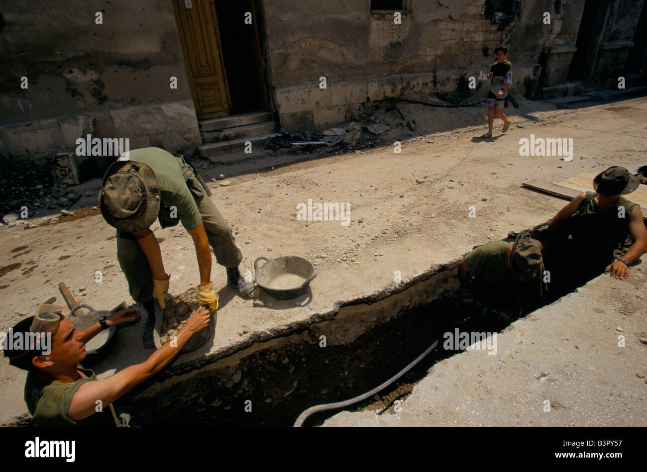 IFOR-TRUPPEN (NATO-LED IMPLIMENTATION FORCE FÜR BOSNIEN UND HERZEGOWINA) ARBEIT AUF DIE REPARATUR VON MOSTAR BESCHÄDIGT WASSERSYSTEM Stockfoto