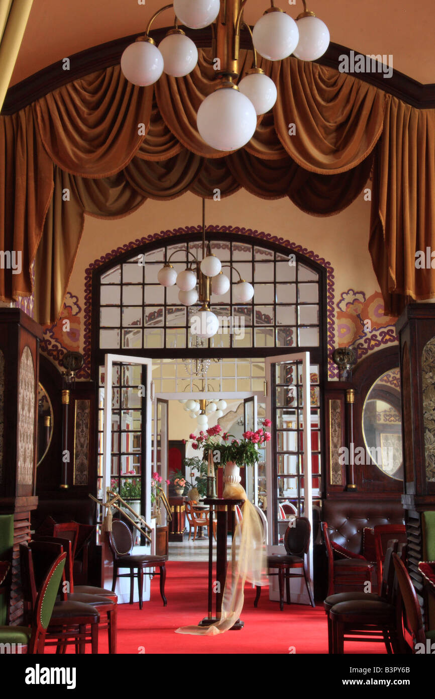 Innenaufnahme des Café Noworolski auf dem Marktplatz oder Rynek Glowny in Krakau, Polen Stockfoto