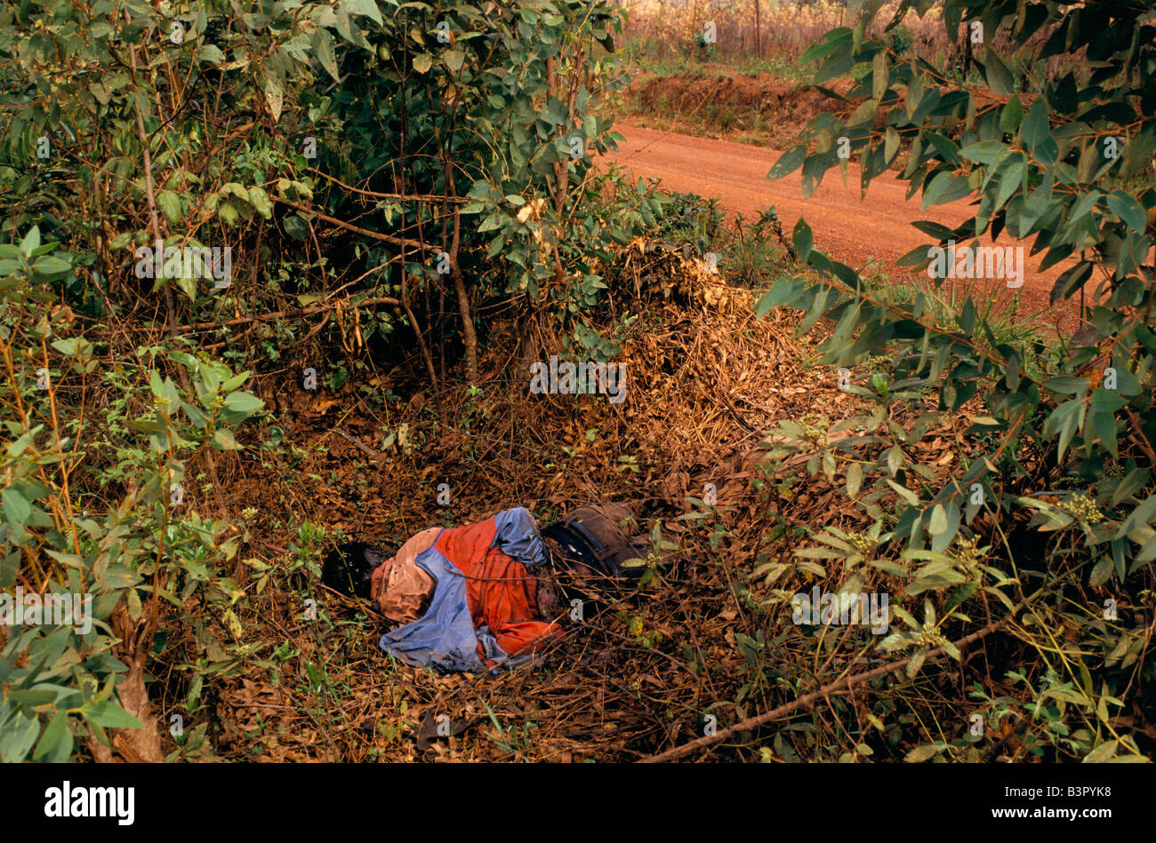 "BURUNDIS ETHNISCHE KONFLIKTE", NOVEMBER 1993.  KÖRPER AN DER SEITE DER STRAßE, RUYIGI Stockfoto