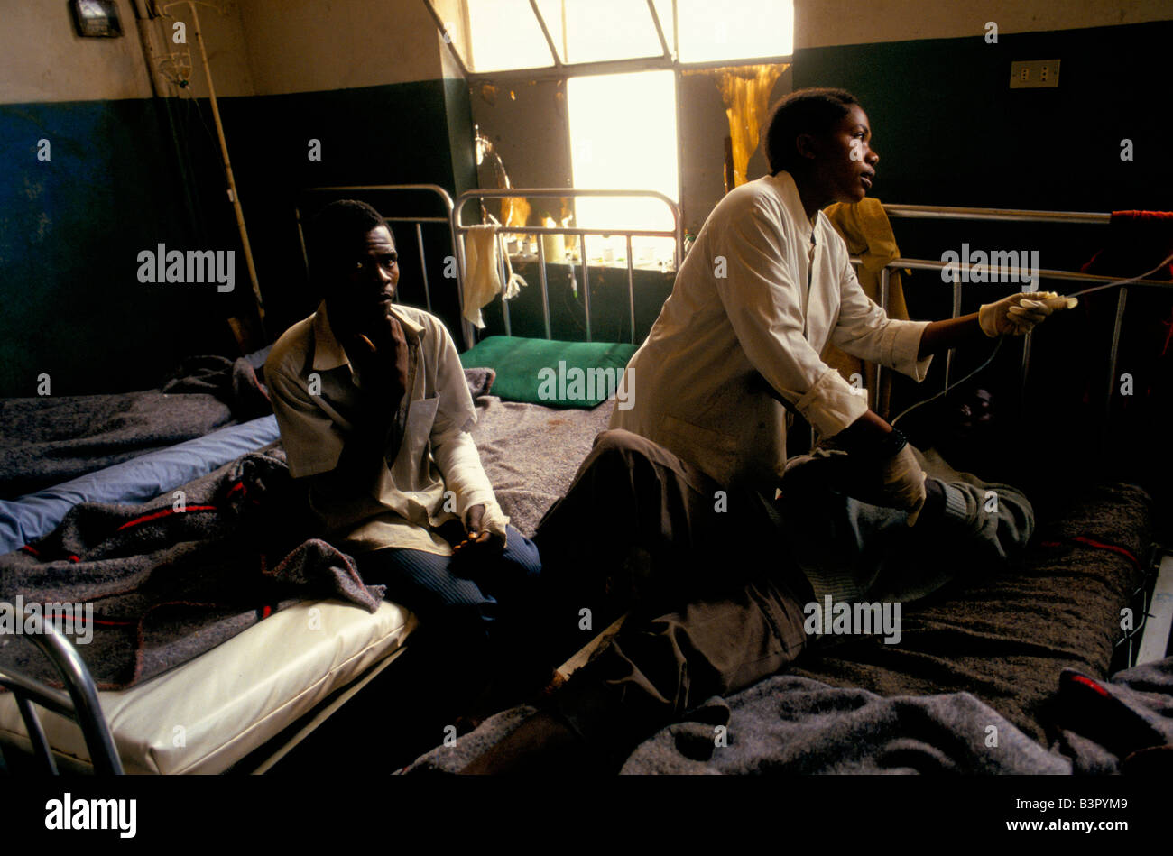 THE ONLY BURUNDI NURSE LEFT IN THE HOSPITAL TENDS THE WOUNDED. ALL THE OTHER MEDICAL STAFF APART FROM ONE DOCTOR HAVE FLED Stockfoto
