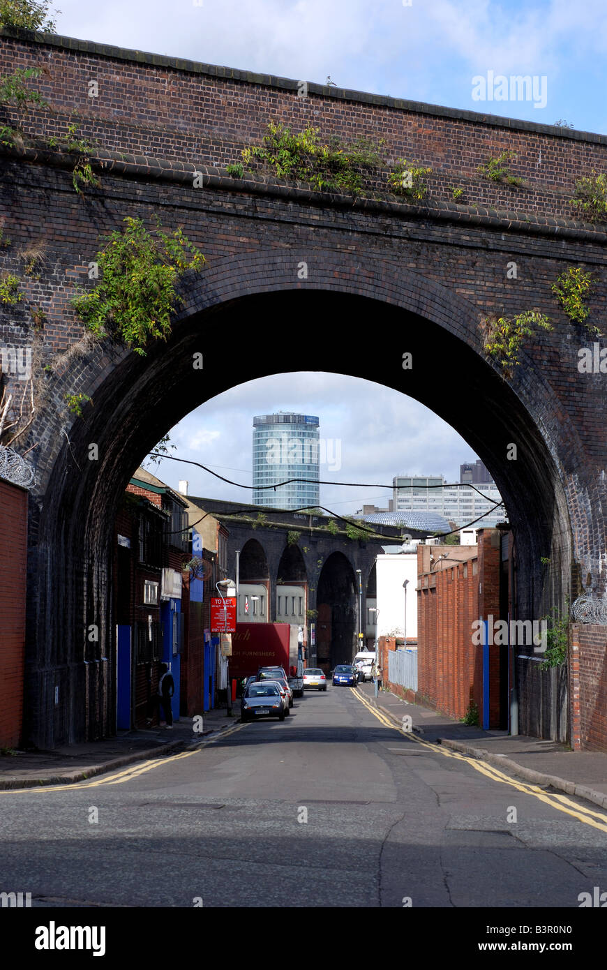Zeigen Sie unter der Eisenbahnbrücke in Richtung der Rotunde Digbeth, Birmingham, West Midlands, England, UK an Stockfoto