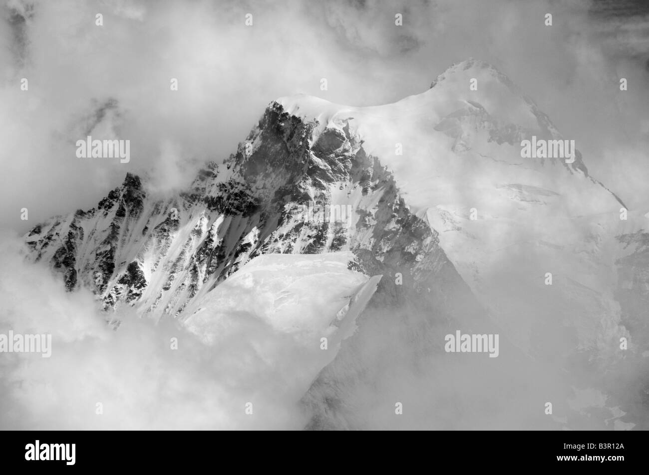 Jungfrau, 4158 m Gipfel von Westen, Berner Alpen, Schweiz schwarz / weiß Stockfoto
