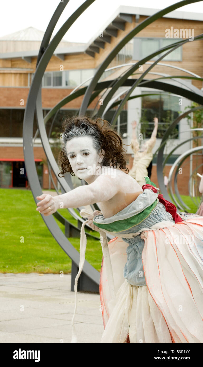 Straßentheater an der Spring-Skulptur von Walter Jack bei DG1 Leisure Centre mit Oceanallover Oberfläche Schiffe durchführen Stockfoto