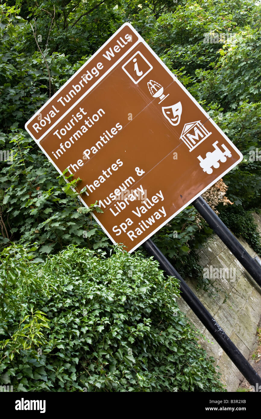 Touristische Informationen Straßenschild für Royal Tunbridge Wells zeigt The Pantiles, Theater, Museum & Library und der Spa-Tal-Schiene Stockfoto